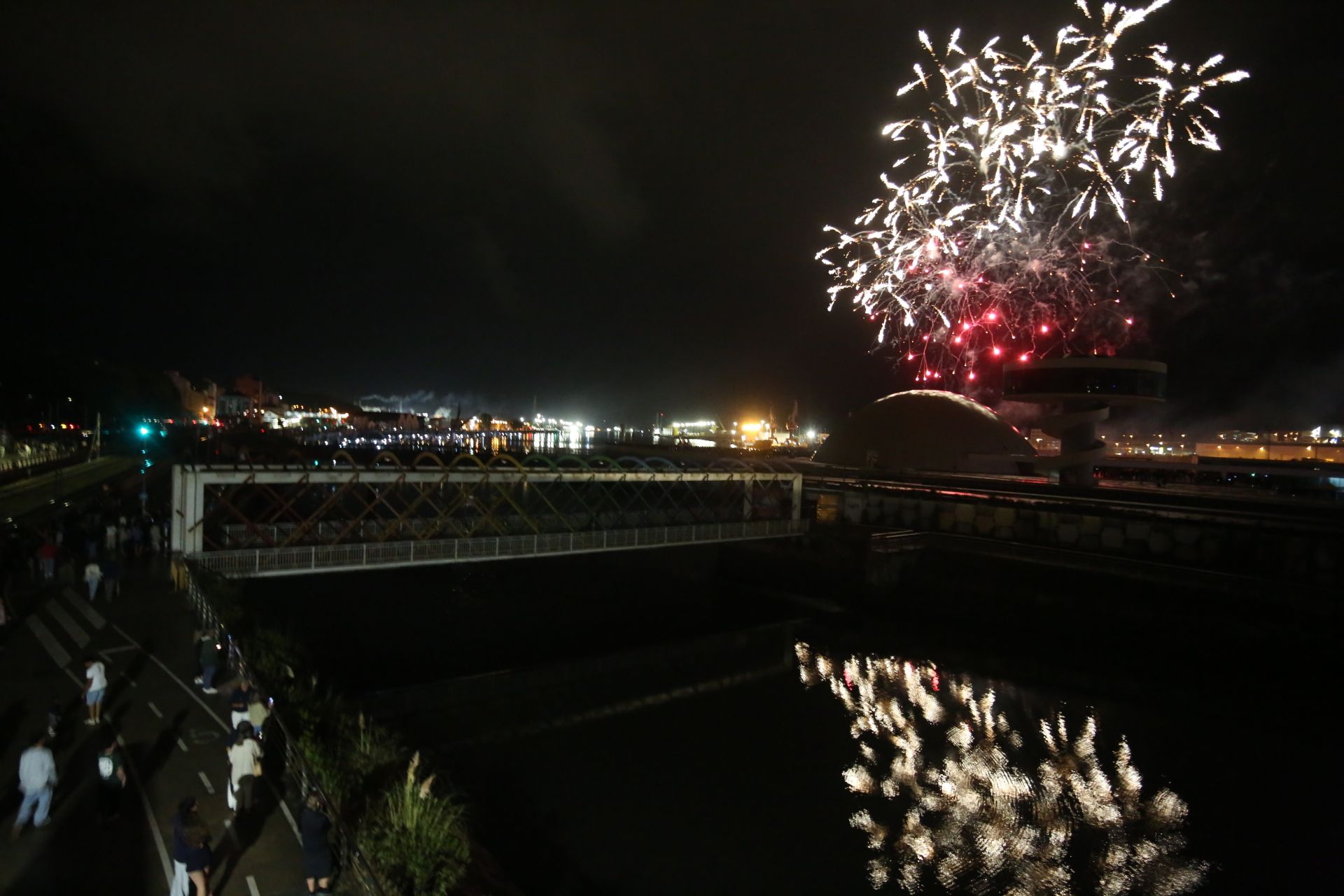 La pólvora resiste al agua: las mejores fotos de los fuegos artificiales de Avilés