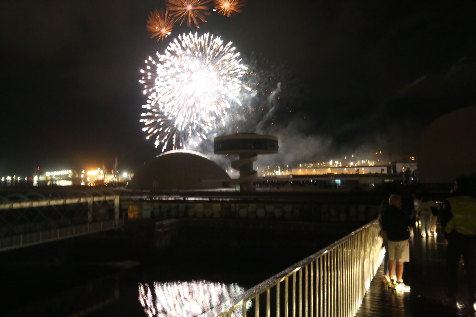 La pólvora resiste al agua: las mejores fotos de los fuegos artificiales de Avilés