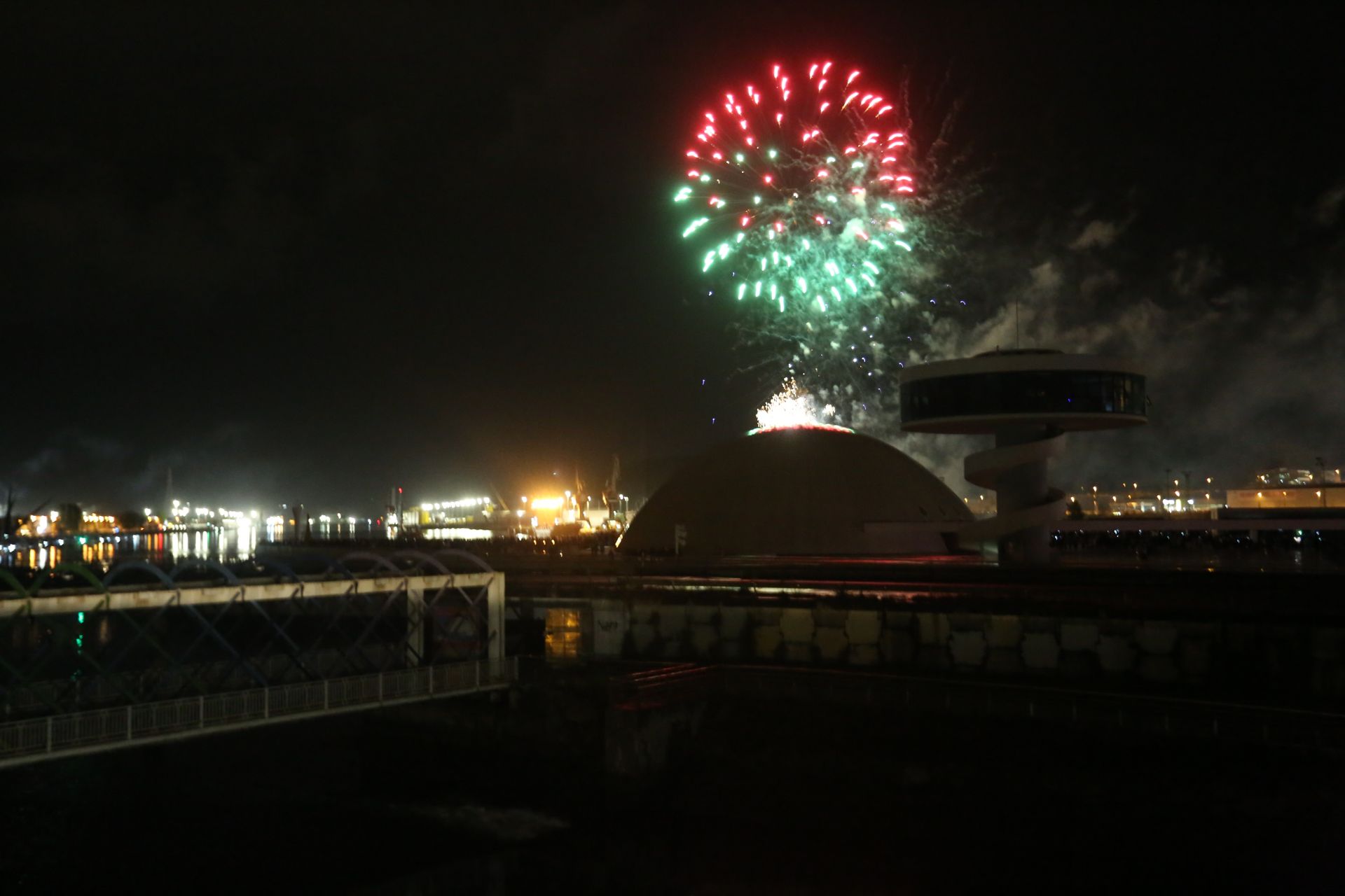 La pólvora resiste al agua: las mejores fotos de los fuegos artificiales de Avilés