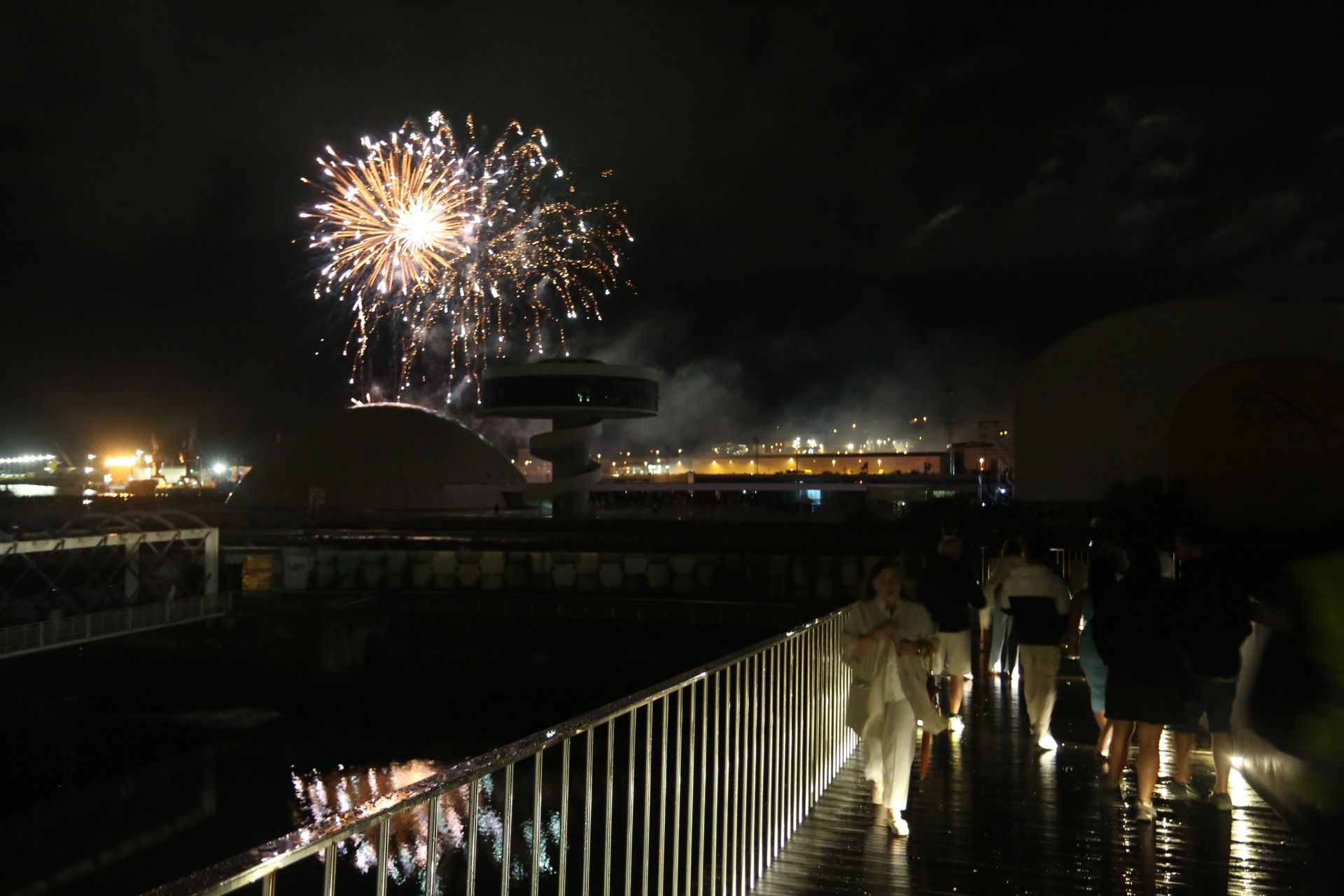 La pólvora resiste al agua: las mejores fotos de los fuegos artificiales de Avilés