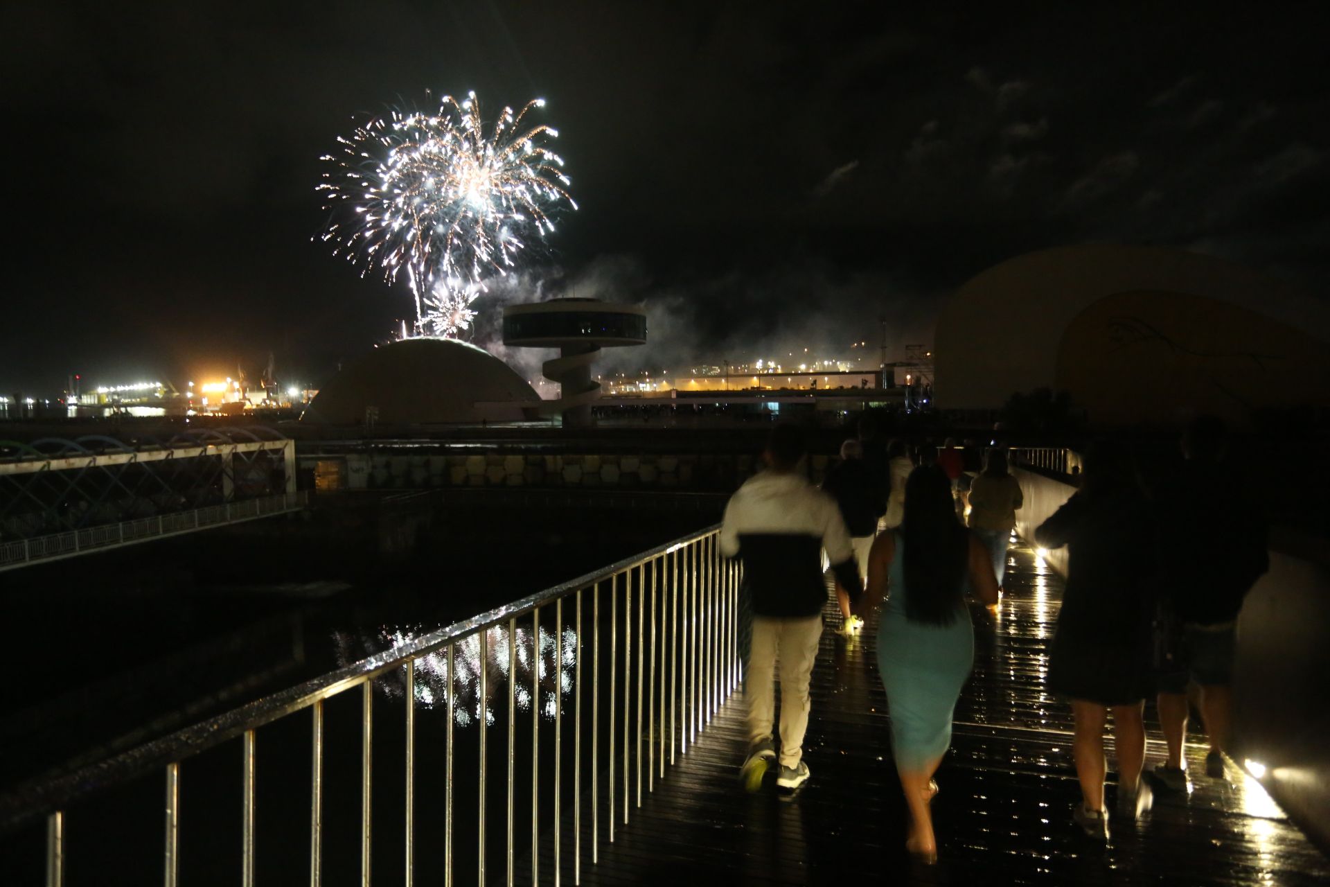 La pólvora resiste al agua: las mejores fotos de los fuegos artificiales de Avilés