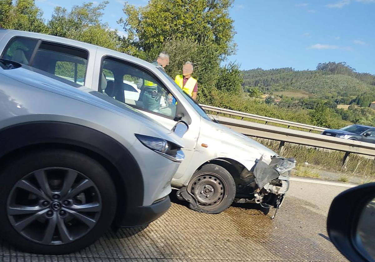 Un accidente en la A-8 provoca retenciones dirección Gijón desde la salida de Tabaza