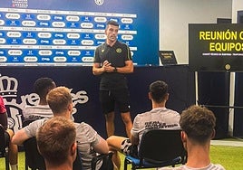 El colegiado Fran García, durante su charla.