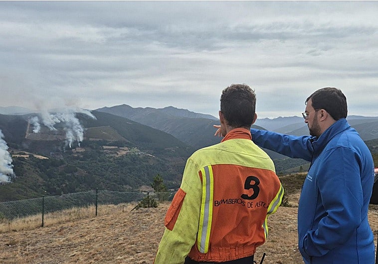 Adrián Barbón, el miércoles en Ibias, visitando la zona afectada por el incendio.