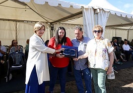 Mariví Monteserín entrega uno de los premios.