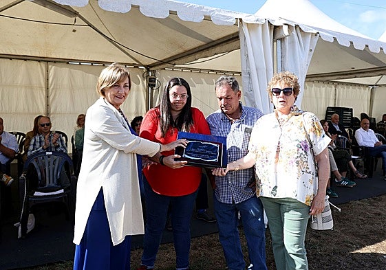 Mariví Monteserín entrega uno de los premios.