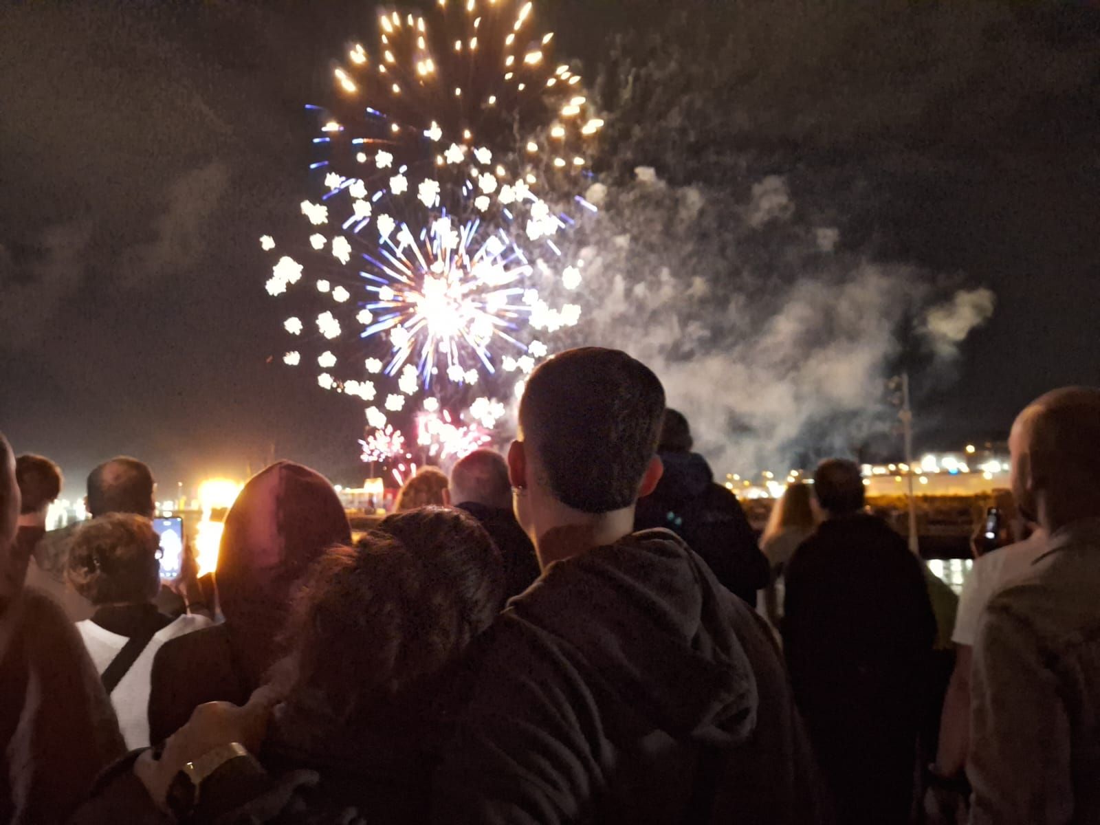 La pólvora resiste al agua: las mejores fotos de los fuegos artificiales de Avilés