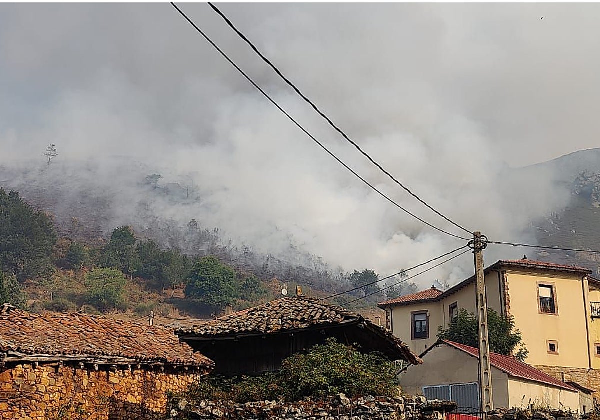 Los montes en el entorno de Genestoso, con el fuego aún activo.