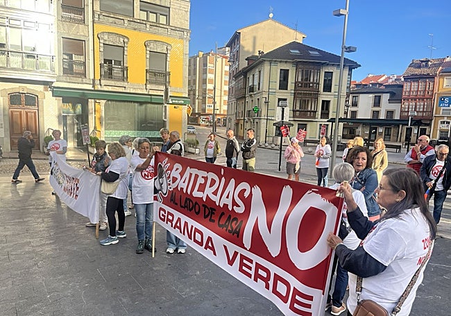 Vecinos de Granda, ante el Ayuntamiento de Siero.