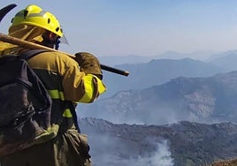 Efectivos de extinción de incendios en el concejo de Somiedo.