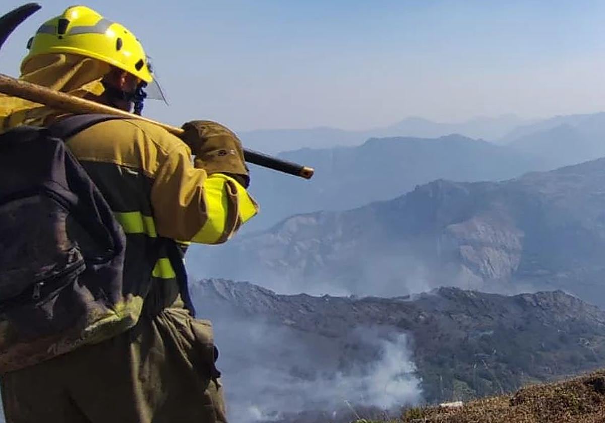 Efectivos de extinción de incendios en el concejo de Somiedo.