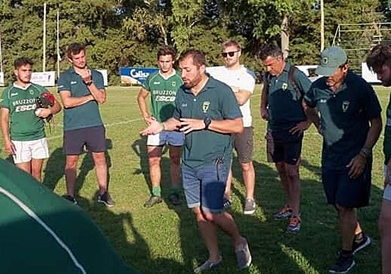 Jesús Simón, durante una charla técnica durante su etapa en el rugby argentino.