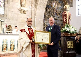 El párroco Alfonso López recibió un reconocimiento de manos del presidente de la Cofradía de El Bollo, Benjamín Lebrato.