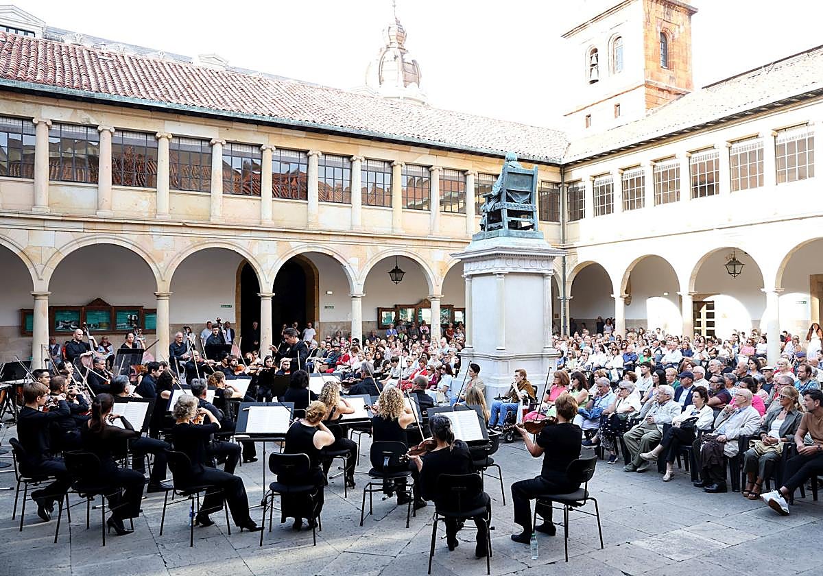 El concierto de Oviedo Filarmonía en el Edificio Histórico de la Universidad.