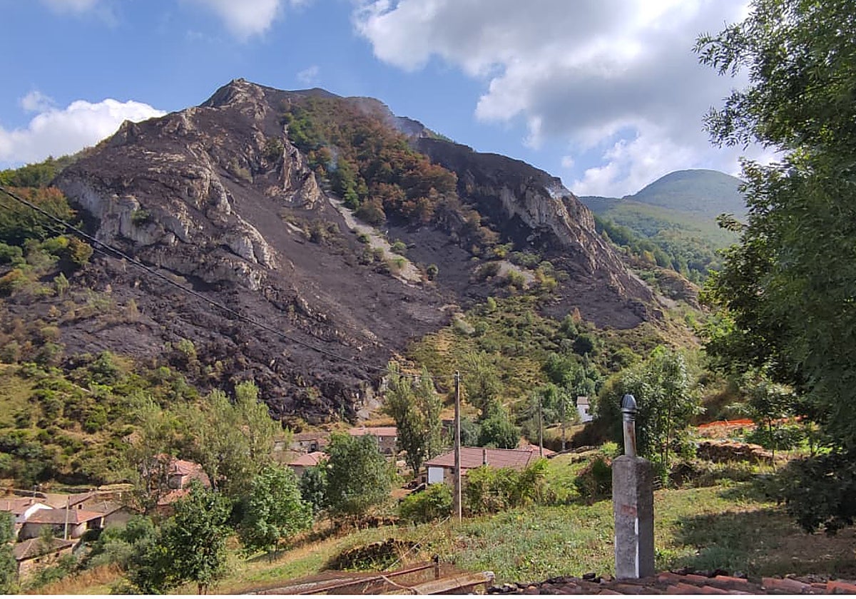 La montaña, totalmente calcinada, en Perlunes (Somiedo).