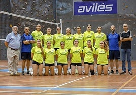 Foto de familia tras el primer entrenamiento de la temporada celebrado en el polideportivo de Los Canapés, con el concejal de Deportes, Juan Carlos Guerrero.