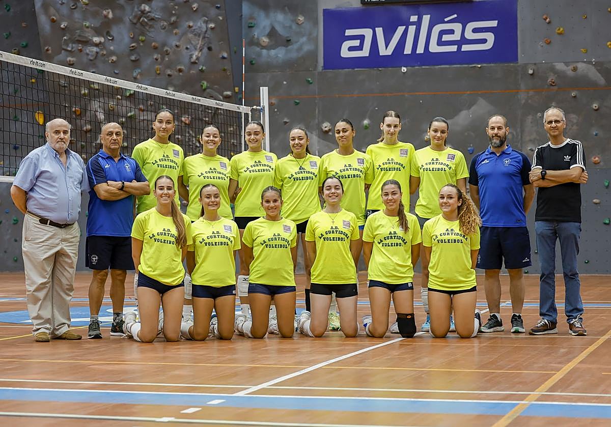 Foto de familia tras el primer entrenamiento de la temporada celebrado en el polideportivo de Los Canapés, con el concejal de Deportes, Juan Carlos Guerrero.