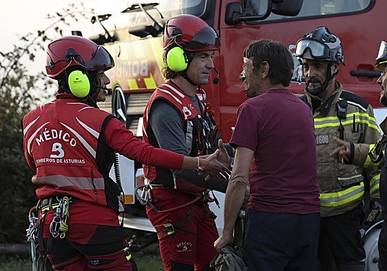 El hombre rescatado de la zona de Peñarrubia saluda a sus salvadores.