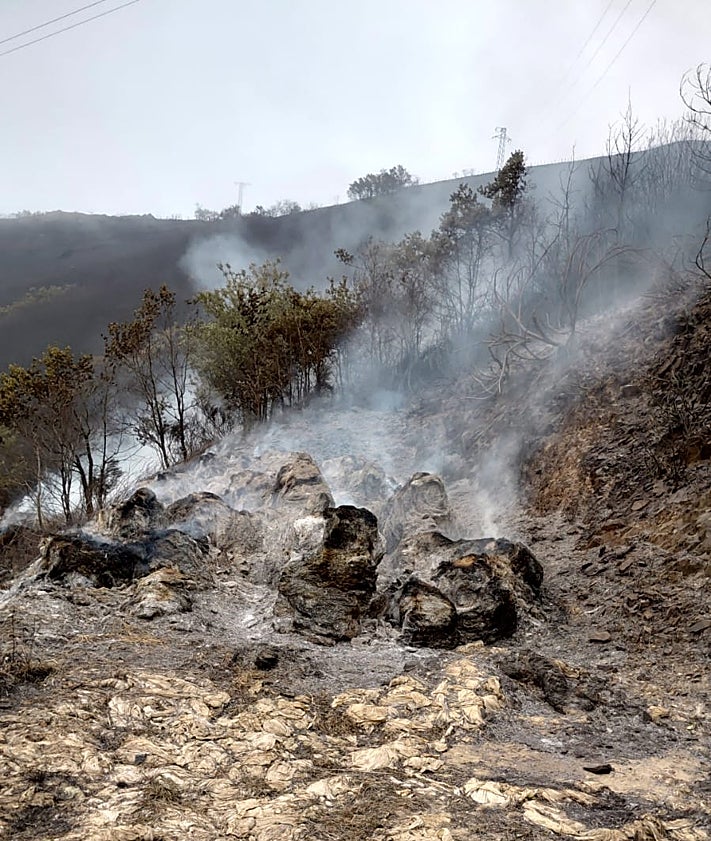 Imagen secundaria 2 - Una cabaña en el Parque de Redes (Caso), una colmena en Villarín de Limés y bolas de silo en Fonceca (Cangas del Narcea), totalmente calcinadas por el fuego.