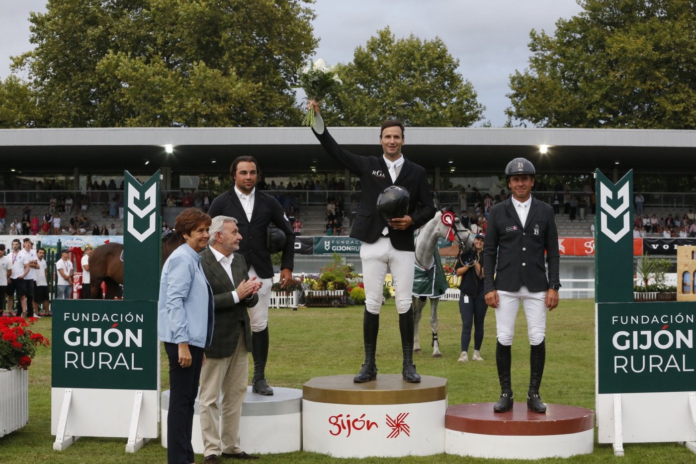 La alcaldesa, Carmen Moriyón, y el presidente de Caja Rural de Gijón, José Ramón Fiaño, entregaron el galardón al ganador.