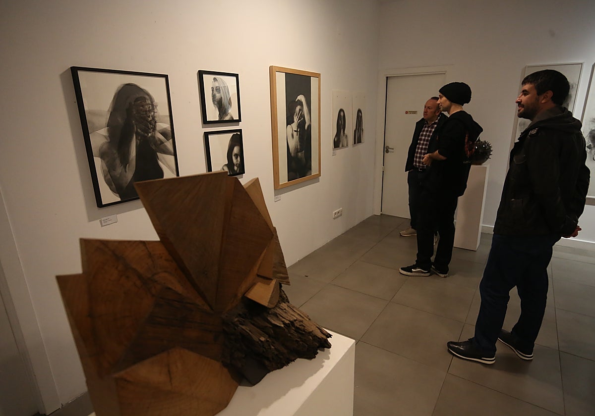 Visitantes en la galería ovetense Arancha Osoro.