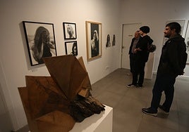 Visitantes en la galería ovetense Arancha Osoro.