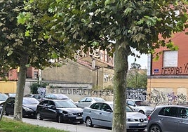 Pintadas en edificios de La Tenderina.