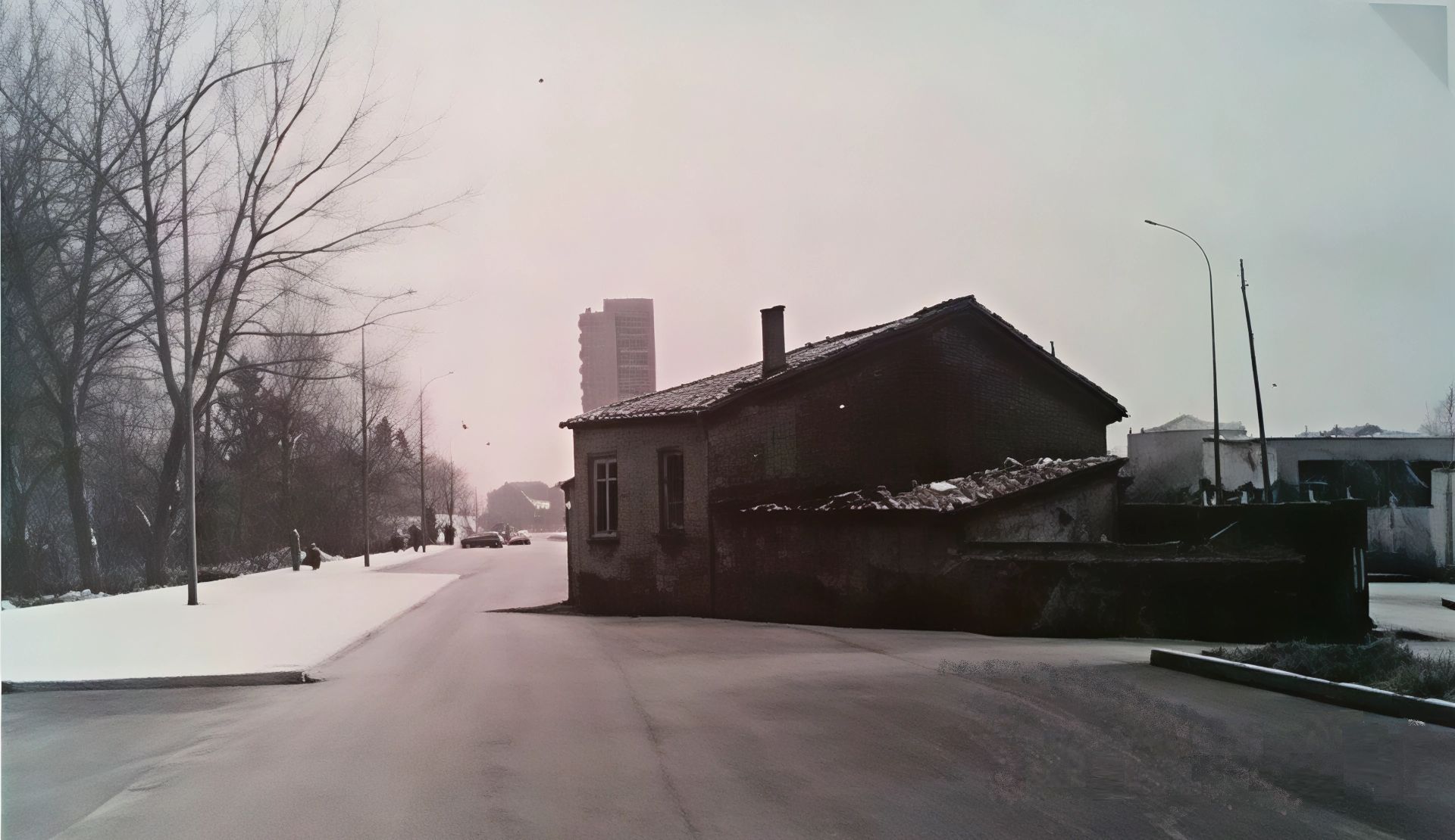 Casina a la altura de la calle Pintor Marola y, al fondo, el edificio de Martínez Abades. Fecha: 1971.Foto: Gonzalo del Campo.