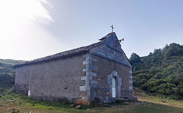 Ermita de Trobaniellu, al pie de vetustos bosques y a más de 1500 metros de altura.