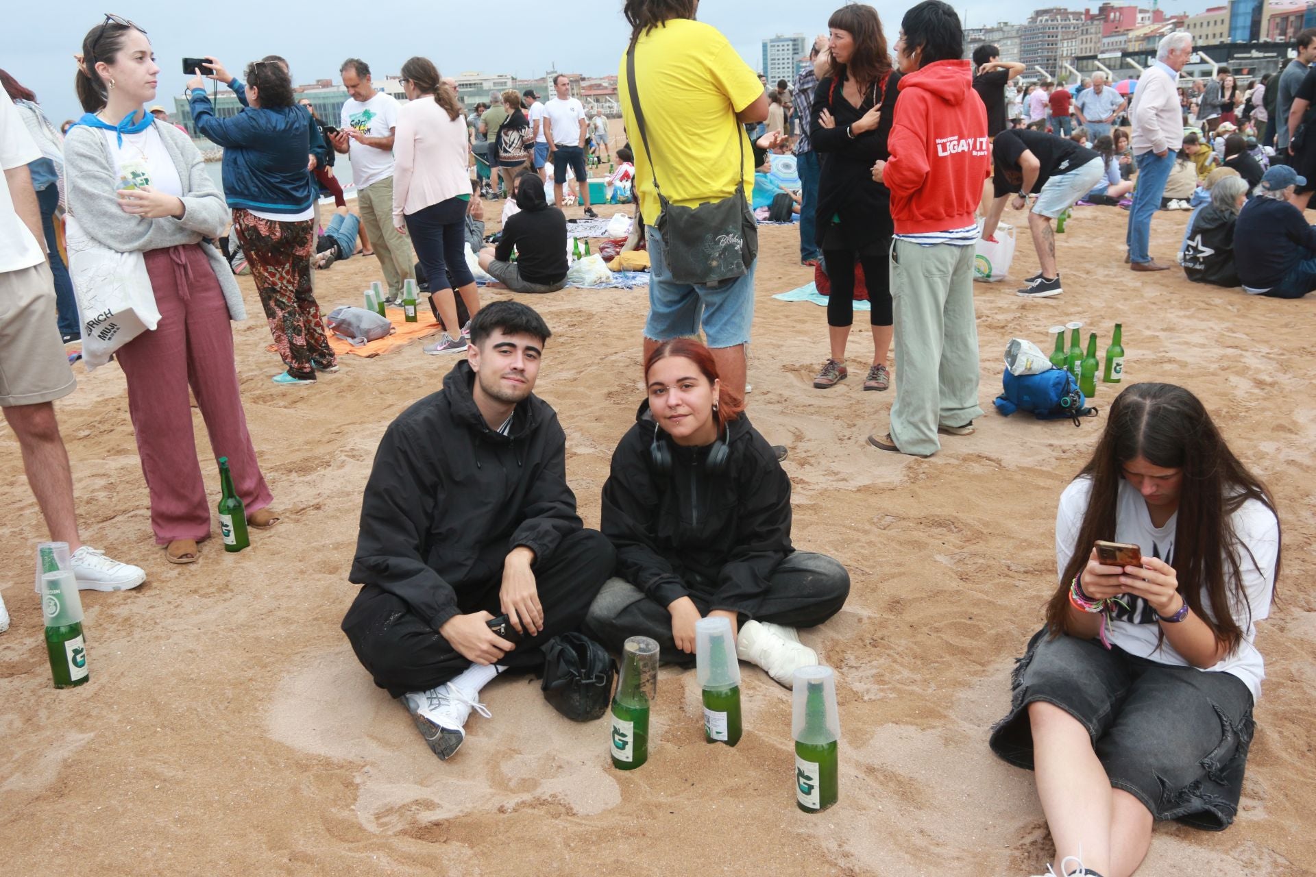 Gijón vuelve a batir el récord de escanciado simultáneo de sidra
