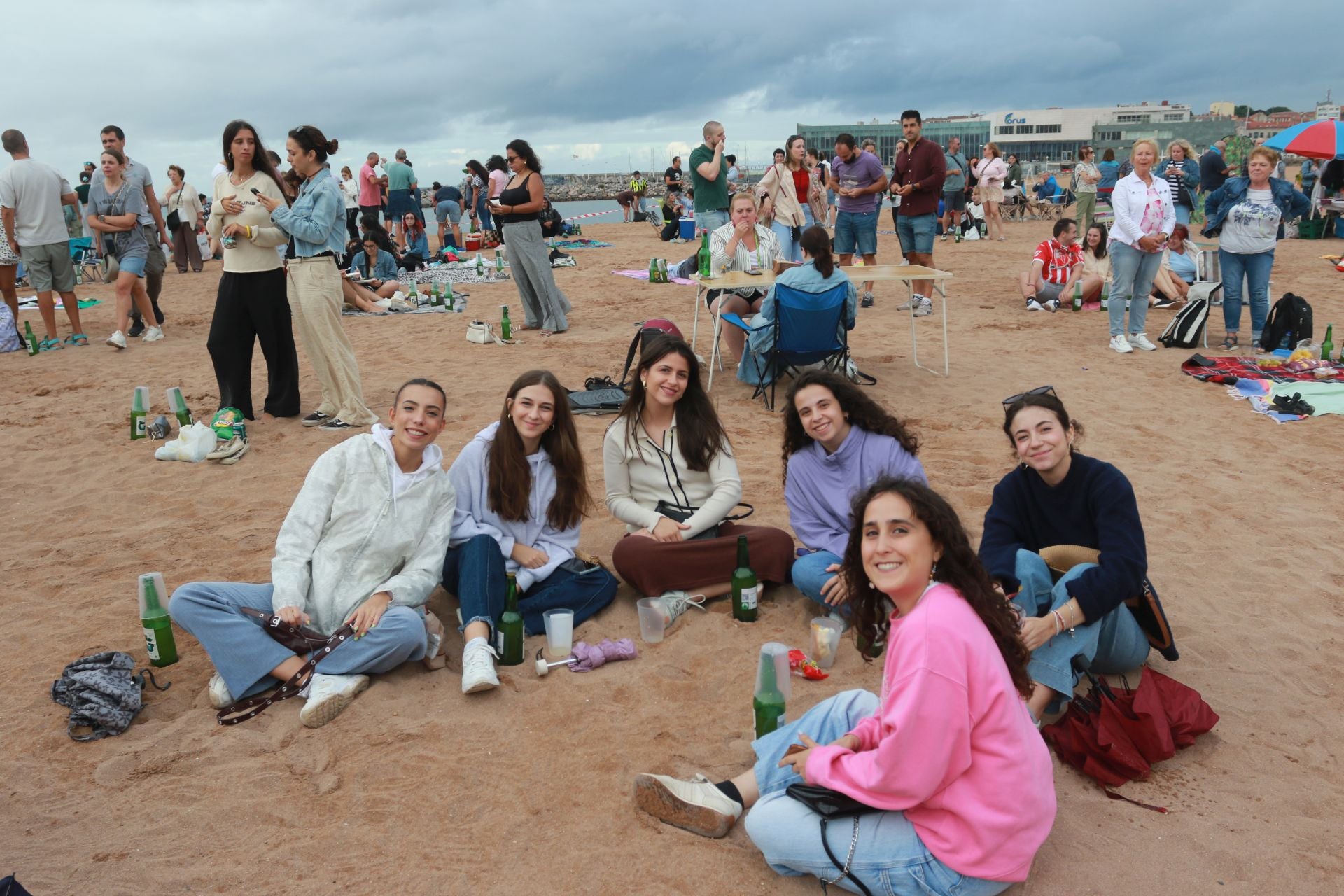 Gijón vuelve a batir el récord de escanciado simultáneo de sidra