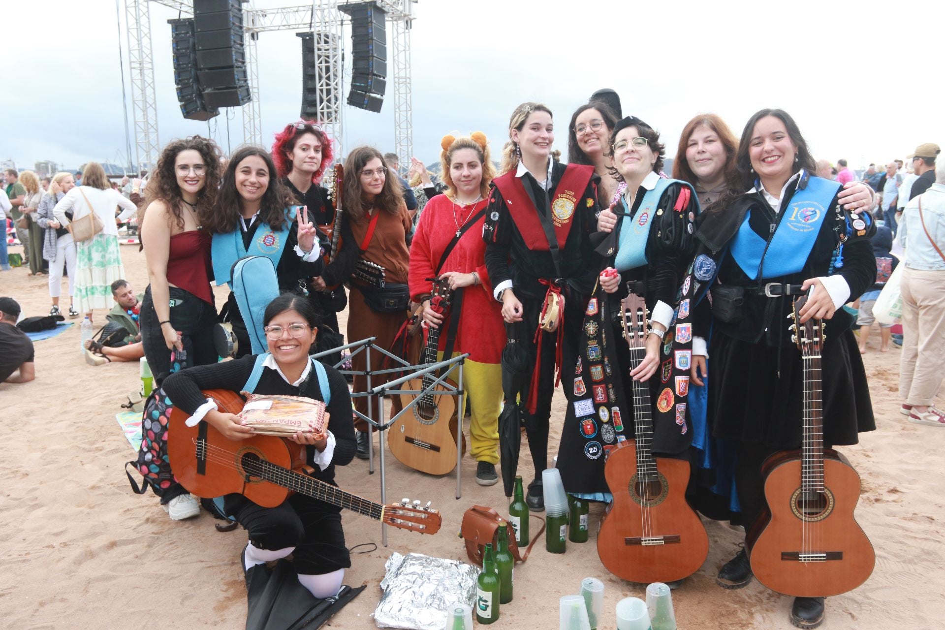 Gijón vuelve a batir el récord de escanciado simultáneo de sidra