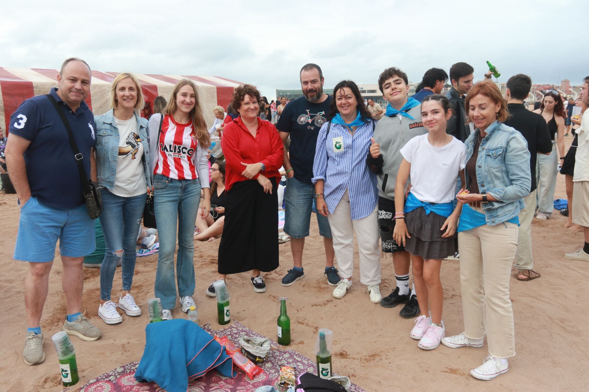 Gijón vuelve a batir el récord de escanciado simultáneo de sidra