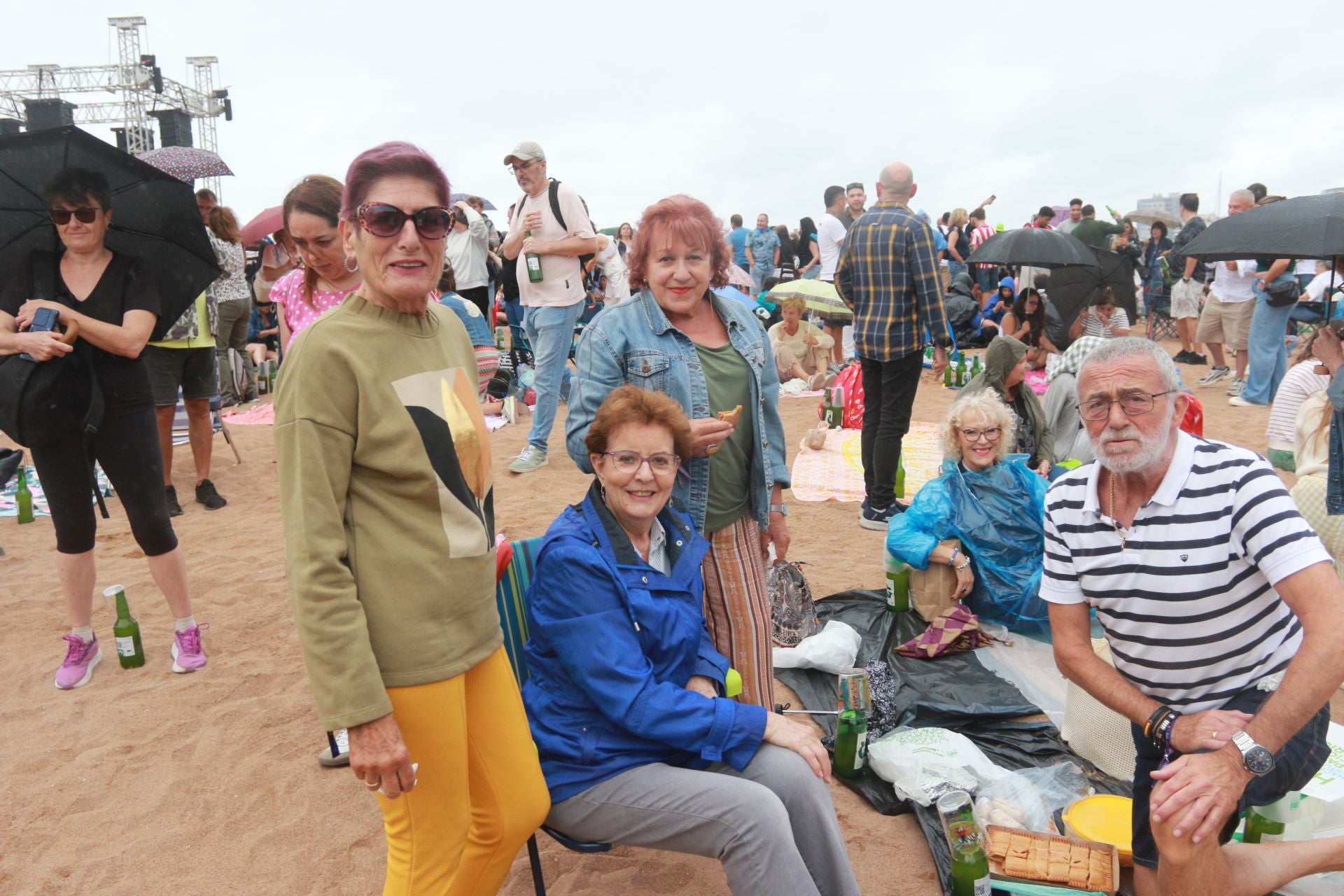 Gijón vuelve a batir el récord de escanciado simultáneo de sidra