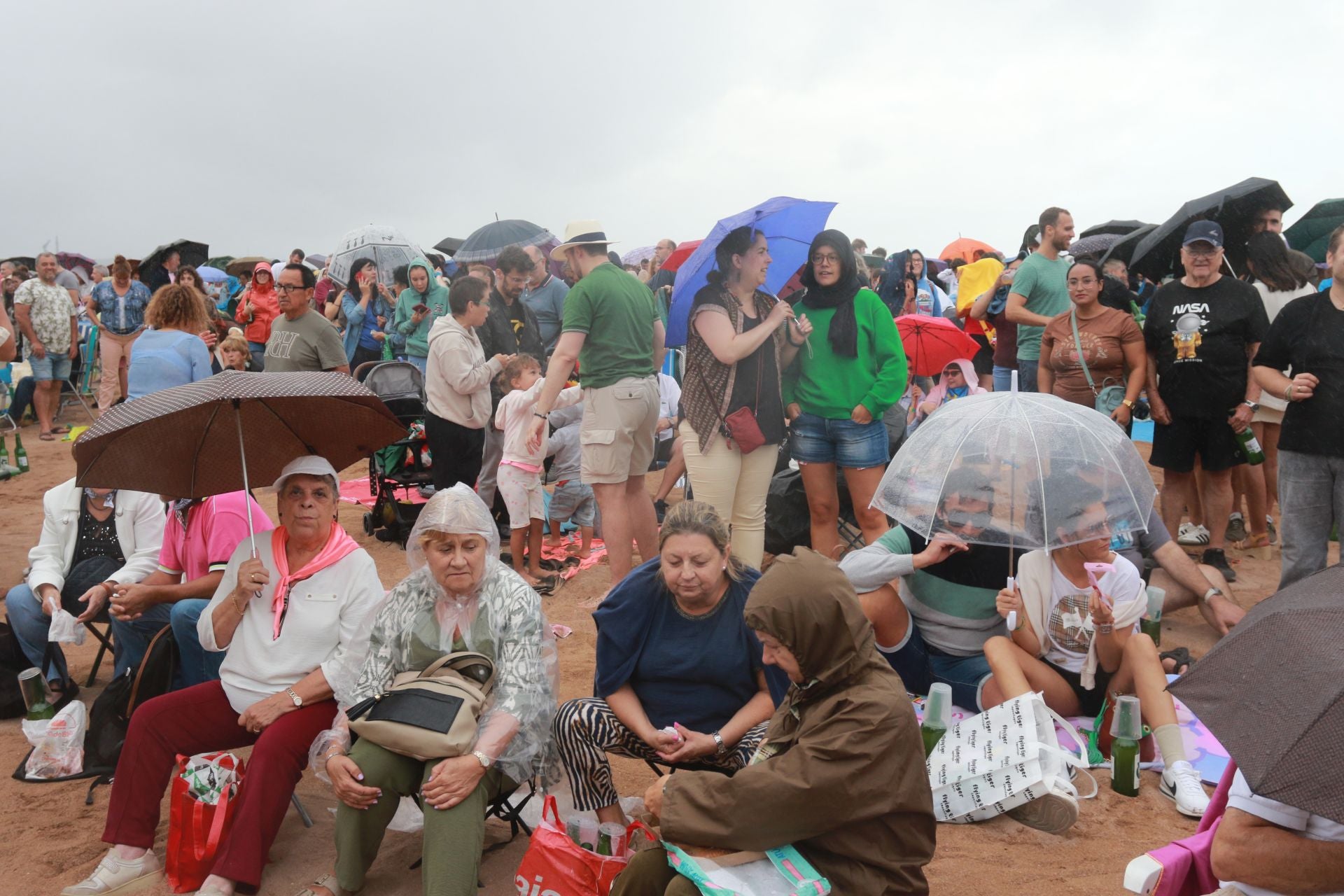 Gijón vuelve a batir el récord de escanciado simultáneo de sidra