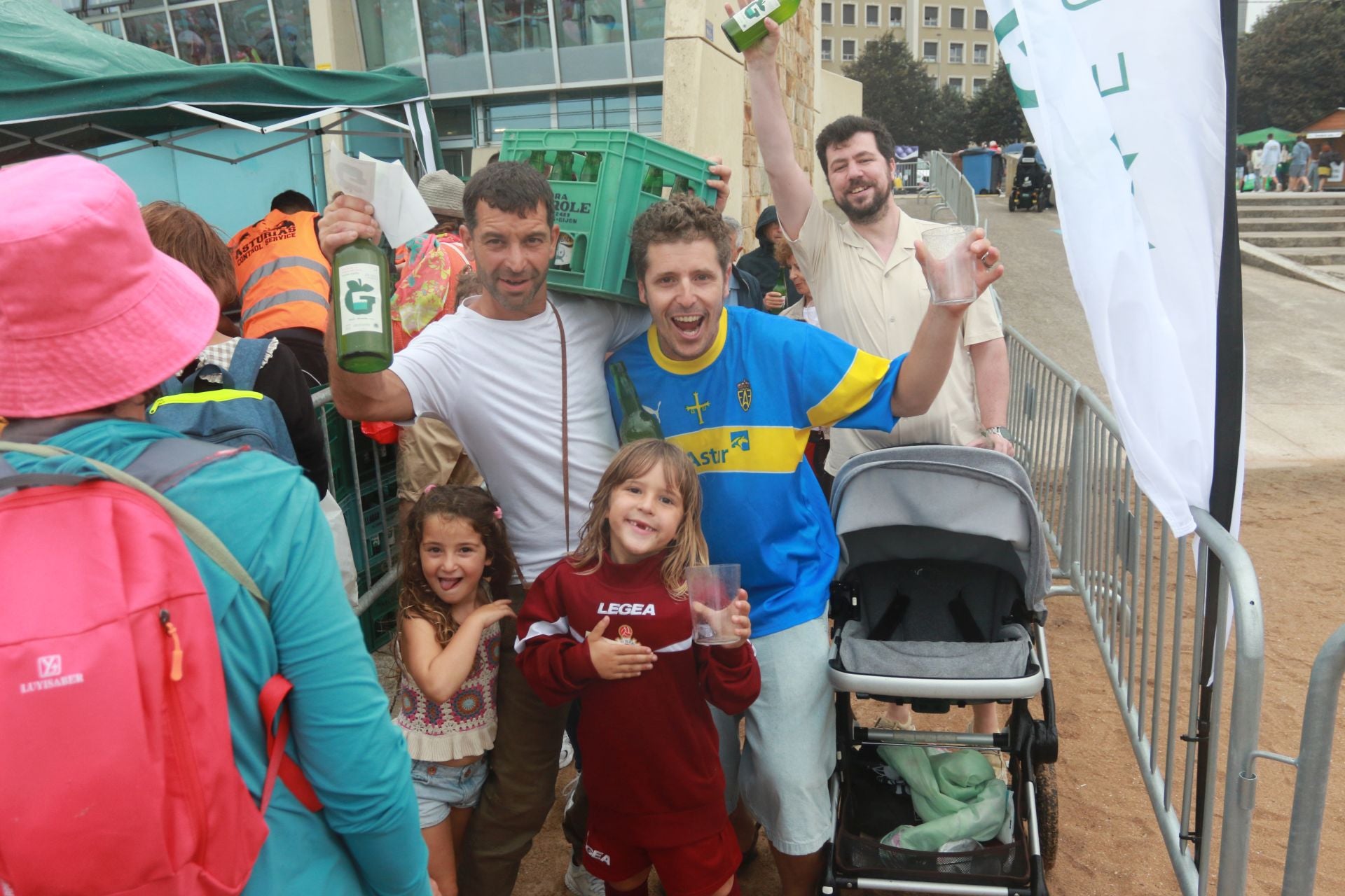Gijón vuelve a batir el récord de escanciado simultáneo de sidra
