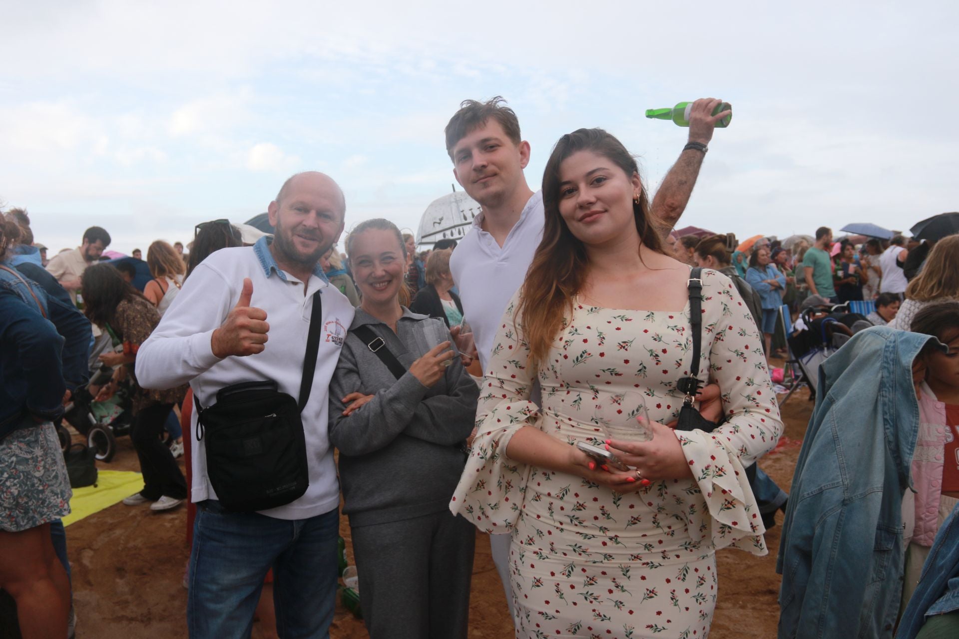 Gijón vuelve a batir el récord de escanciado simultáneo de sidra