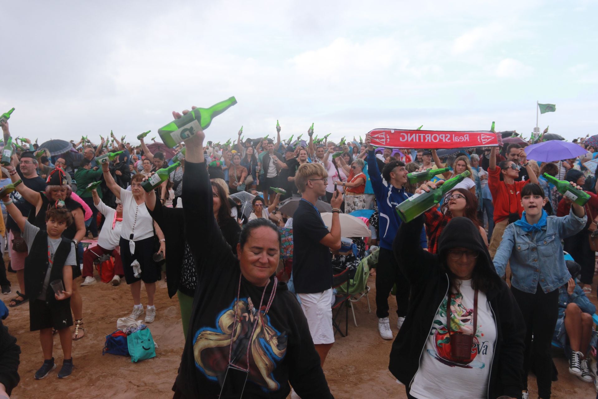 Gijón vuelve a batir el récord de escanciado simultáneo de sidra