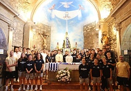 Foto de grupo en la ermita tras la ofrenda de los equipos masculino y femenino del Real Avilés a la Virgen de La Luz.