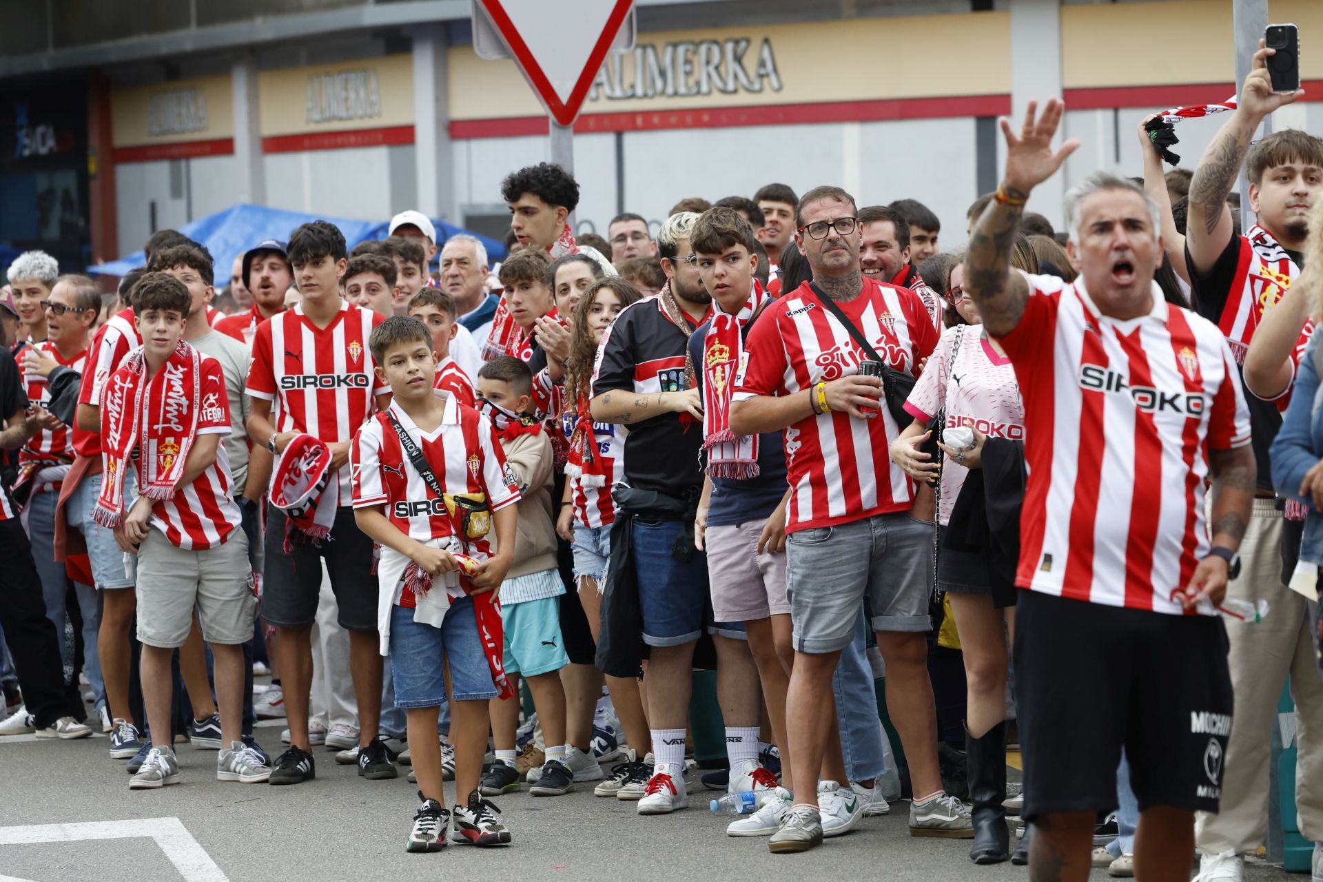 Espectacular recibimiento al bus del Sporting en El Molinón