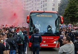 Espectacular recibimiento al bus del Sporting en El Molinón