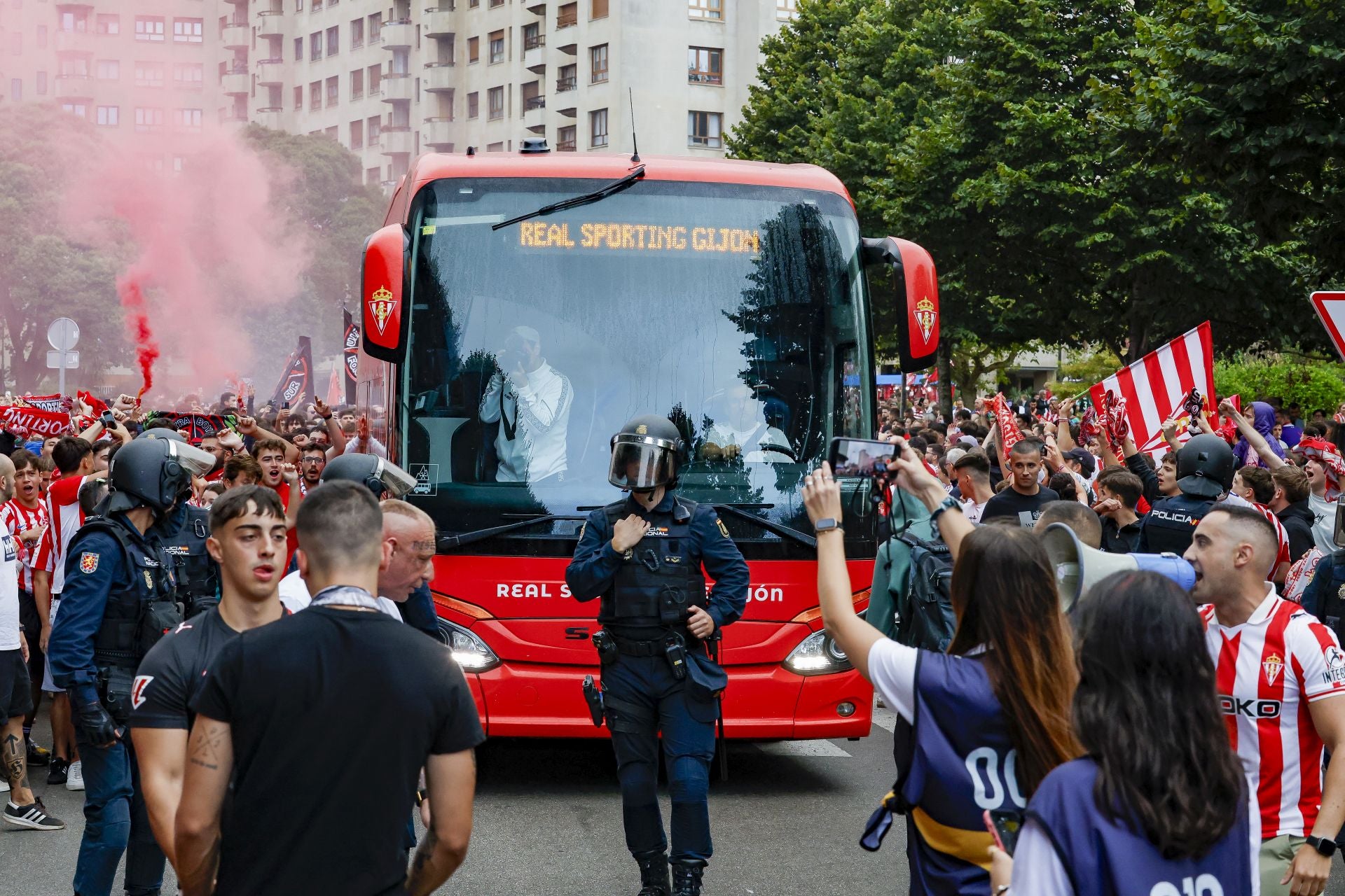 Espectacular recibimiento al bus del Sporting en El Molinón