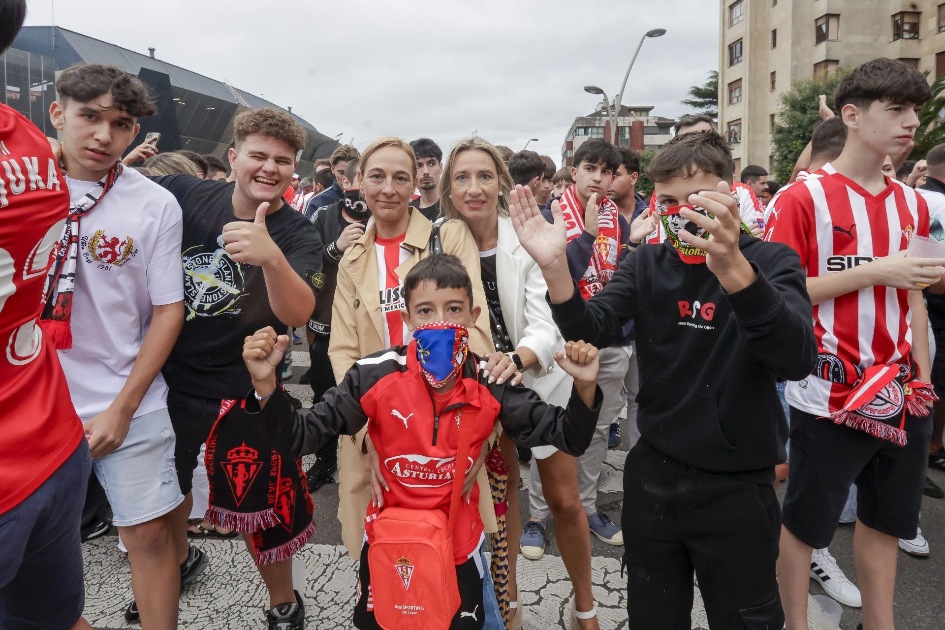 Espectacular recibimiento al bus del Sporting en El Molinón