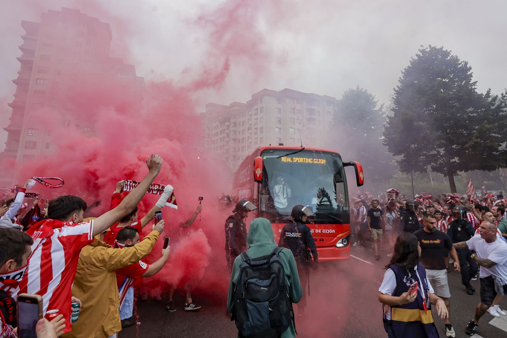 Espectacular recibimiento al bus del Sporting en El Molinón