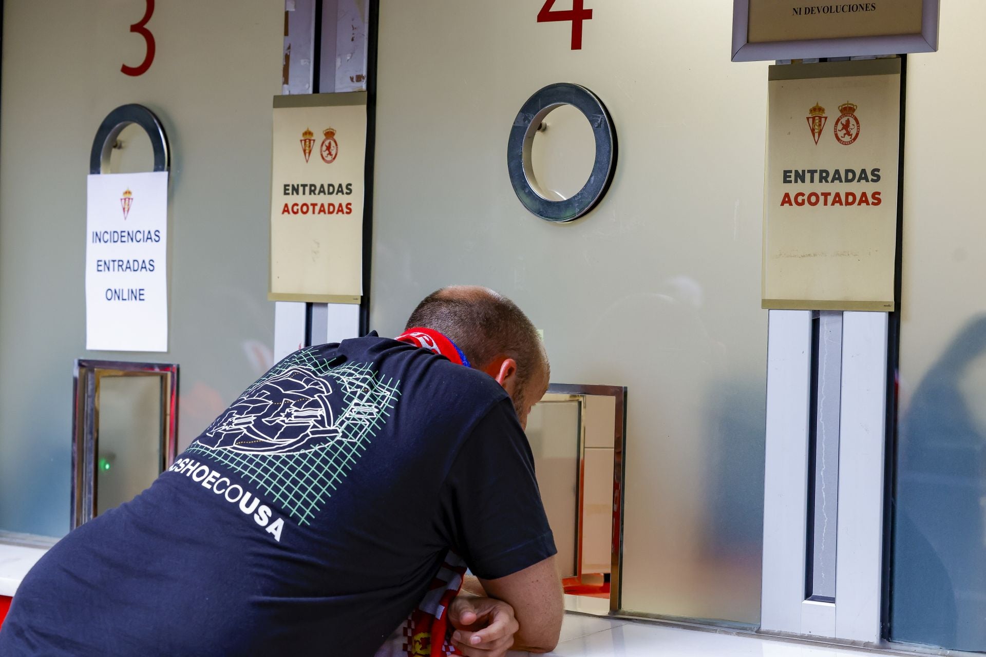 Espectacular recibimiento al bus del Sporting en El Molinón