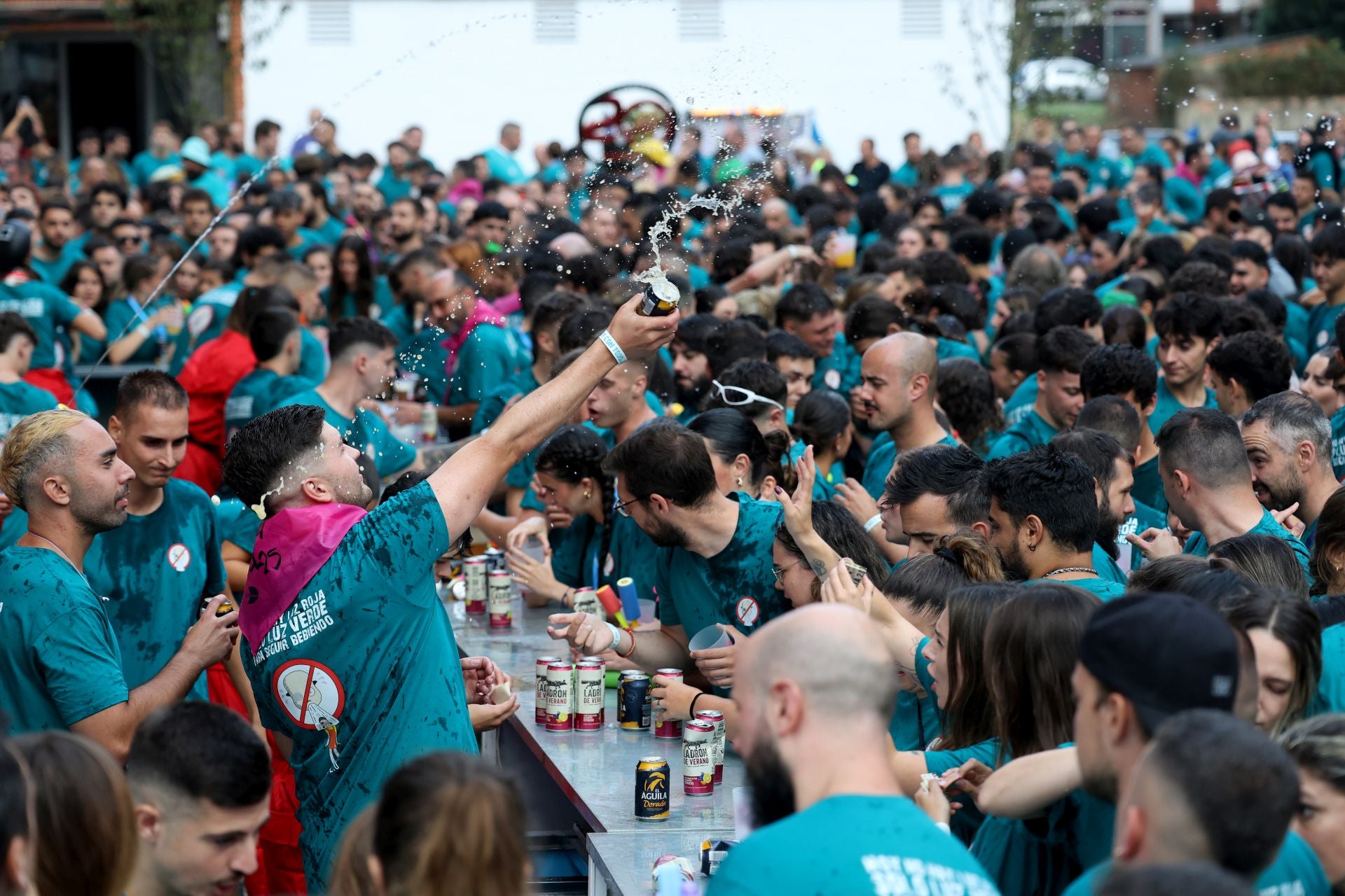Participantes de la Ruta Santa Isabel 2.0, en una de las barras o paradas durante su paseo por Lugones al comienzo de las fiestas