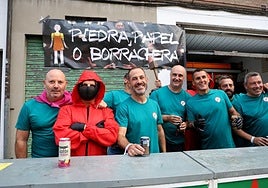 Participantes de la Ruta Santa Isabel 2.0, en una de las barras o paradas durante su paseo por Lugones al comienzo de las fiestas