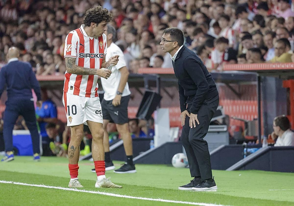Garitano da instrucciones a Gelabert durante el partido.