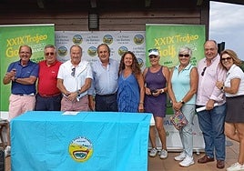 Los premiados en la décima prueba del Trofeo EL COMERCIO-ABANCA posaron en la tradicional foto de familia en la clausura del torneo en la Rasa de Berbes.