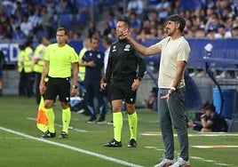 Paunovic protesta una acción durante el partido.